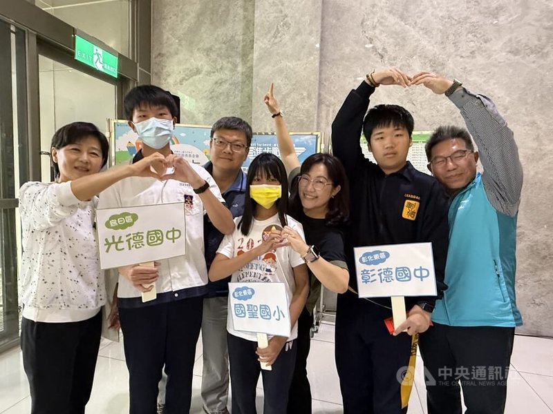 卿雲慈善基金會12日在台中舉辦進步獎學金頒獎典禮，就讀台中光德國中3年級的「小文」（左2）、彰化縣彰德國中3年級的「小辰」（右2）以及彰化縣國聖國小5年級的「小茹」（中）因表現優異獲獎肯定。中央社記者蘇木春攝　114年12月12日