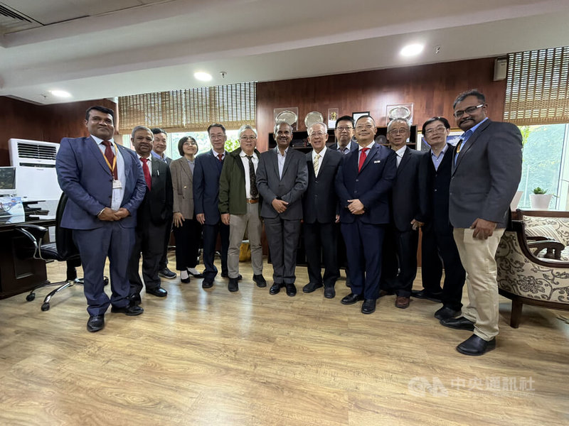 駐印度副代表謝柏輝(右4)於12日中午的宴客期間,突然感到身體不適,開始抽搐。相關人員緊急對謝柏輝實施CPR,並將他送醫,醫院搶救後仍宣告不治。圖為謝柏輝4日參加印度「國家地震中心」的國家地震預警資料接收中心啟用儀式。中央社記者李晉緯新德里攝 114年12月12日