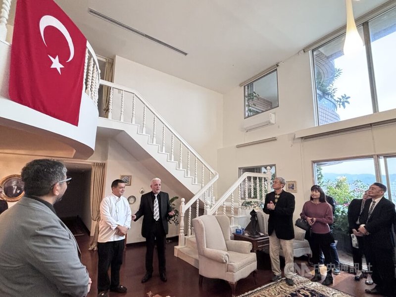 土耳其駐台代表柯睿（Fikret Türkeş）12日在官邸舉辦「土耳其美食饗宴」，準備多道宮廷料理款待包括土耳其航空等合作夥伴。中央社記者楊堯茹攝　114年12月12日