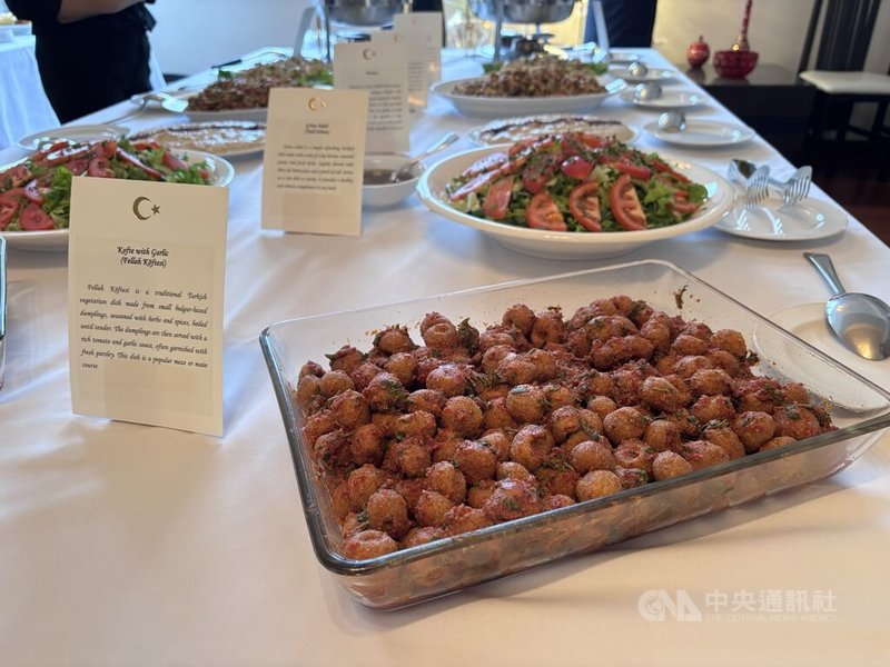 土耳其駐台代表柯睿(Fikret Türkeş)12日在官邸舉辦「土耳其美食饗宴」,代表夫人莎愛德(Saadet Türkeş)透露兩人最愛「素肉丸」(Fellah Köftesi)。中央社記者楊堯茹攝 114年12月12日