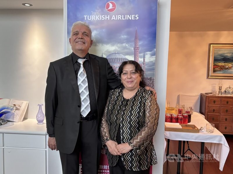 土耳其駐台代表柯睿(Fikret Türkeş,左)12日在官邸舉辦「土耳其美食饗宴」,由代表夫人莎愛德(Saadet Türkeş,右)親自督導、準備宮廷料理。中央社記者楊堯茹攝 114年12月12日
