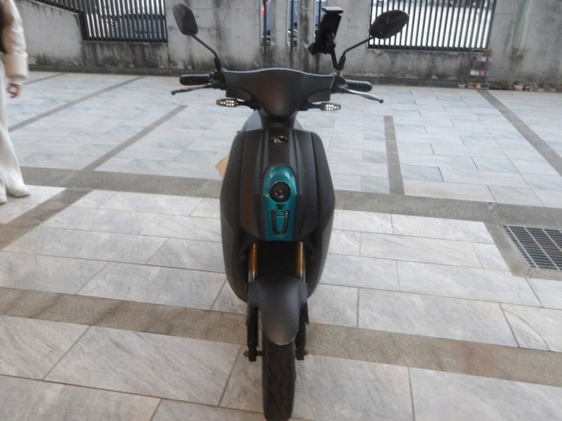 15歲林姓女子日前騎未掛車牌的微型電動二輪車行經台中市后里區甲后路時，撞上呂姓男子後逕自離開。警方調閱沿線監視器，一週後找到林女，除依肇事逃逸規定處理，未掛車牌依法最高可處新台幣3600元罰鍰。（民眾提供）中央社記者趙麗妍傳真　114年12月12日