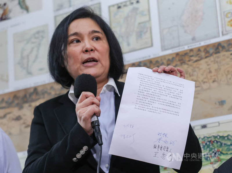 國民黨立委陳玉珍（圖）提出助理費除罪化修法，引發討論。立法院國會助理工會12日拜會陳玉珍。會後陳玉珍受訪，手中拿著協商後簽署的3點共識，承諾以修正動議方式整合助理工會所提之修法版本。中央社記者裴禛攝　114年12月12日