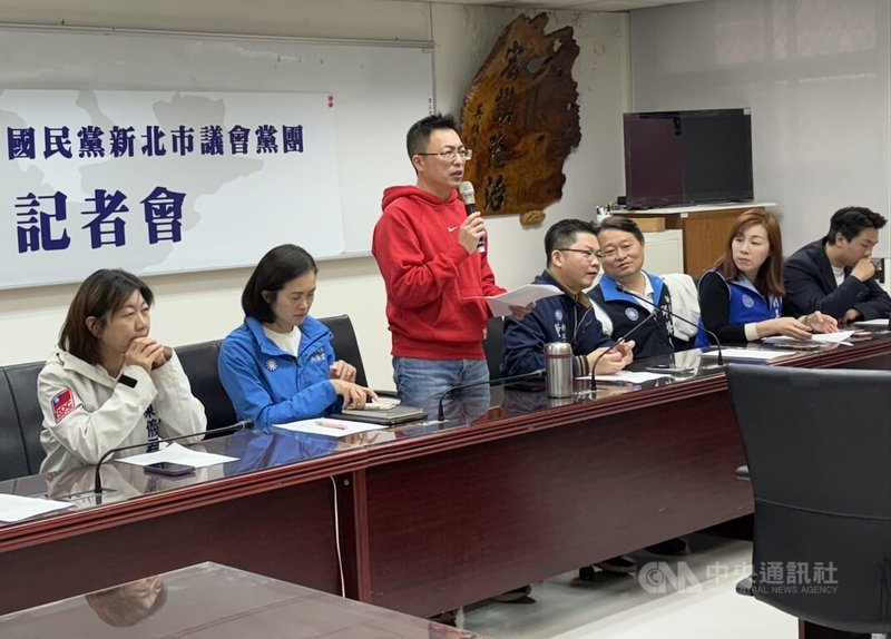國民黨新北市議會黨團12日舉辦記者會，書記長王威元（左3）表示，黨團成功爭取114學年度第2學期起，4+1安心蔬菜補助擴大納入私立中小學，約新增3萬多名學生受益。中央社記者曹亞沿攝　114年12月12日