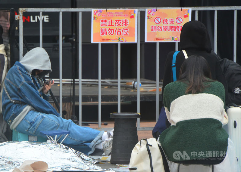 2025新北歡樂耶誕城巨星耶誕演唱會13、14日舉行，新北市政府觀光旅遊局雖已公告禁夜排、占位，仍有許多民眾12日下午在舞台前冒雨排隊卡位。觀旅局說，將派員清場。中央社記者黃旭昇新北市攝　114年12月12日