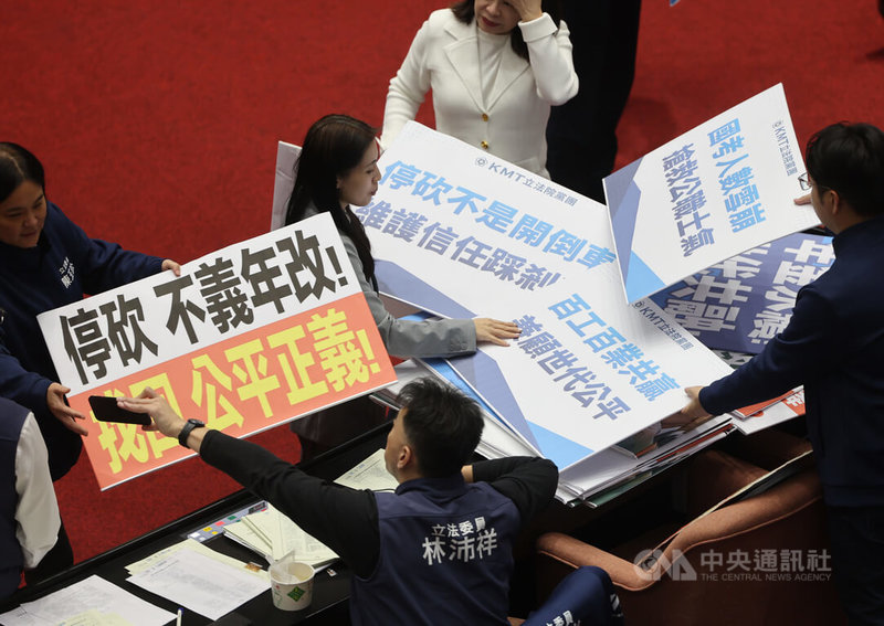 公務人員退休資遣撫卹法相關條文修正草案12日下午逕付立法院會三讀，國民黨團在議場內準備多個標語板表達立場，最終經表決，宣布三讀修正通過公務人員退休資遣撫卹法部分條文。中央社記者趙世勳攝　114年12月12日