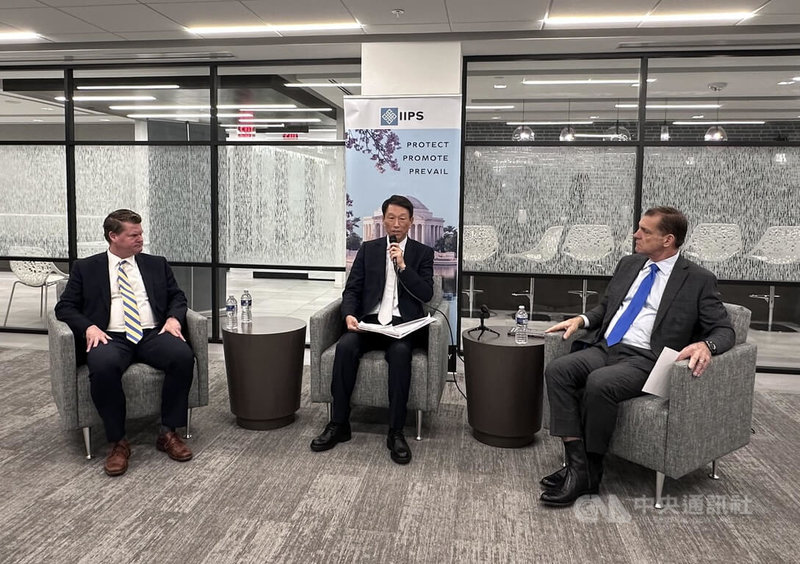 美國智庫「印太安全研究所」11日舉辦台灣前參謀總長李喜明英文新書座談會，「印太安全研究所」主席薛瑞福（左）、李喜明（中）等人出席。中央社記者侯姿瑩維吉尼亞州攝 114年12月12日