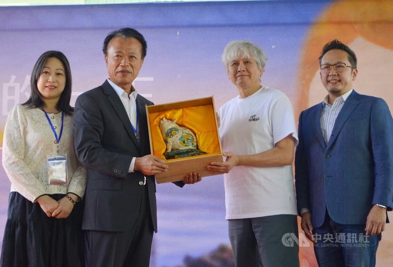 日本藝術家奈良美智（右2）特展「跟著朦朧潮濕的一天回嘉」12日在嘉義縣新港文化館開展，由於奈良美智生日剛過，嘉義縣長翁章梁（左2）特別致贈交趾陶藝品祝福。右為中華文化總會秘書長李厚慶。中央社記者蔡智明攝　114年12月12日