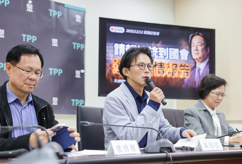 對於黨代表關心的提名時程，台灣民眾黨主席黃國昌（中）12日在立法院受訪表示，中央委員會都依照提名條例討論，程序公開透明，提名時程也會清楚跟支持者說明。中央社記者裴禛攝　114年12月12日