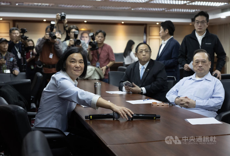 國民黨立委陳玉珍（前左）日前提出助理費除罪化修法，引發討論；立法院國會助理工會12日在立法院大門口抗議，隨後與陳玉珍在會議室進行協商、盼能達成共識。中央社記者趙世勳攝　114年12月12日