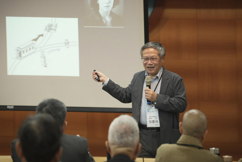 2025中華民國通識教育學會年會暨學術研討會12日在華梵大學舉行，探討AI（人工智慧）浪潮下的高等教育新方向，中原大學量子資訊中心主任張慶瑞（後）發表主題演講。（華梵大學提供）中央社記者陳至中台北傳真　114年12月12日
