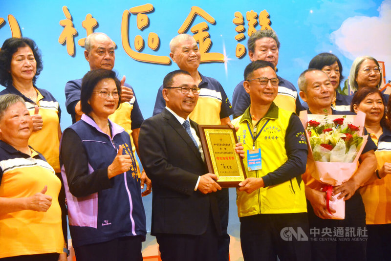 新北市政府12日舉行「114年度金卓越社區選拔績優社區表揚暨成果展」，由市長侯友宜（前左3）頒獎表揚18個獲獎社區，其中包含榮獲績效組優等獎的中和區莒東社區發展協會。中央社記者黃旭昇新北市攝　114年12月12日