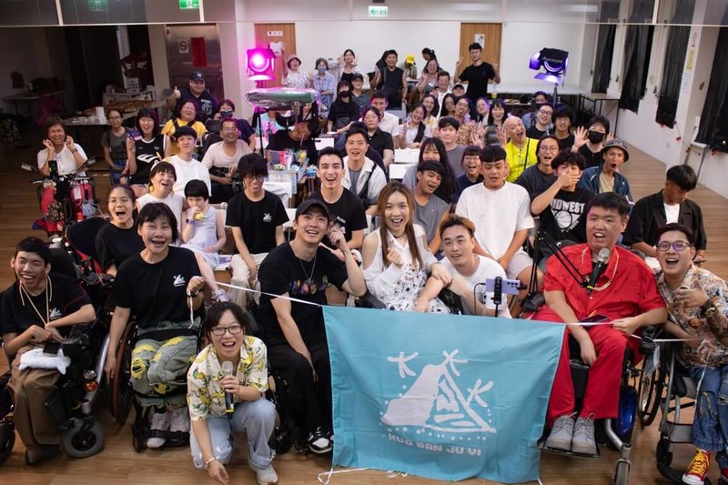 新北市以社會企業為主題的「三重社會創新基地」啟動新一期招募。圖為基地辦理全台首場身心障礙者素人專場Open Mic脫口秀「礙笑人生」，獲熱烈迴響。（新北市青年局提供）中央社記者曹亞沿傳真　114年12月12日