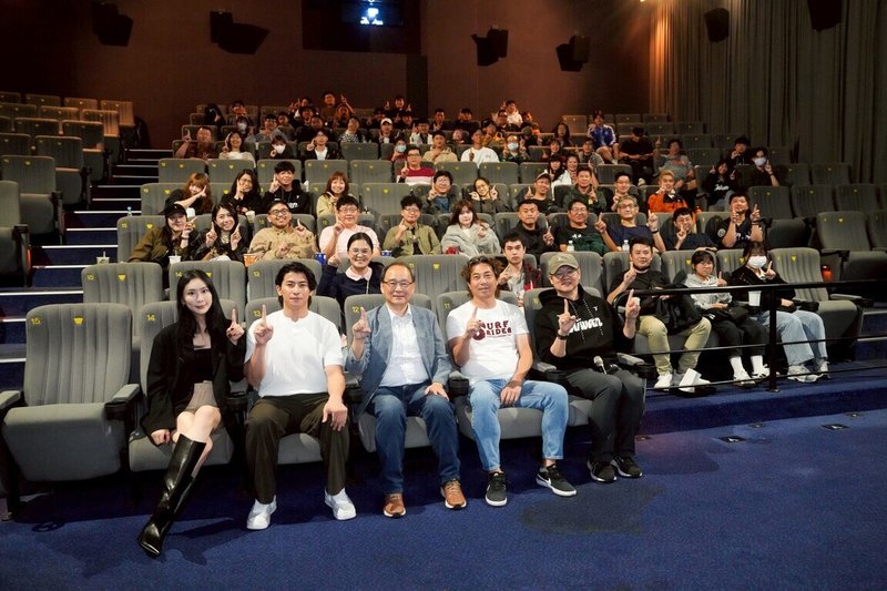 世界12強棒球賽台灣隊教練林岳平（前右2）與12強台灣隊長陳傑憲（前左2）12日出席在台南市舉行的紀錄片「冠軍之路」特映。（中華職業棒球大聯盟統一7-ELEVEn獅隊提供）中央社記者謝靜雯傳真 114年12月12日