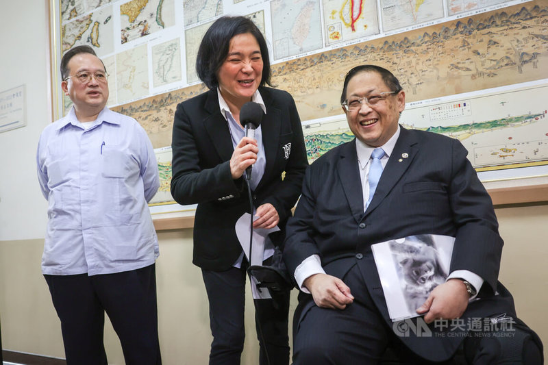 國民黨立委陳玉珍(中)提出助理費除罪化修法,引發討論。立法院國會助理工會12日拜會陳玉珍。會後陳玉珍與工會理事長李永誠(左)、監事會召集人王忠智(右)一同受訪,提出3點共識,承諾以修正動議方式整合助理工會所提修法版本,以補原提案之不足。中央社記者裴禛攝 114年12月12日