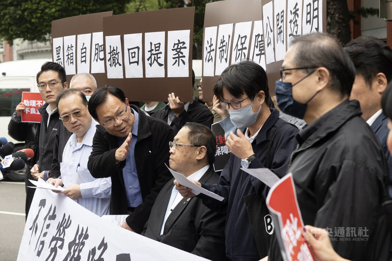 助理費除罪化修法引發討論。立法院國會助理工會12日號召國會助理,在立法院大門口抗議,呼籲撤回提案;民眾黨立法院黨團副總召張啓楷(前左3)也到場聲援。中央社記者趙世勳攝 114年12月12日