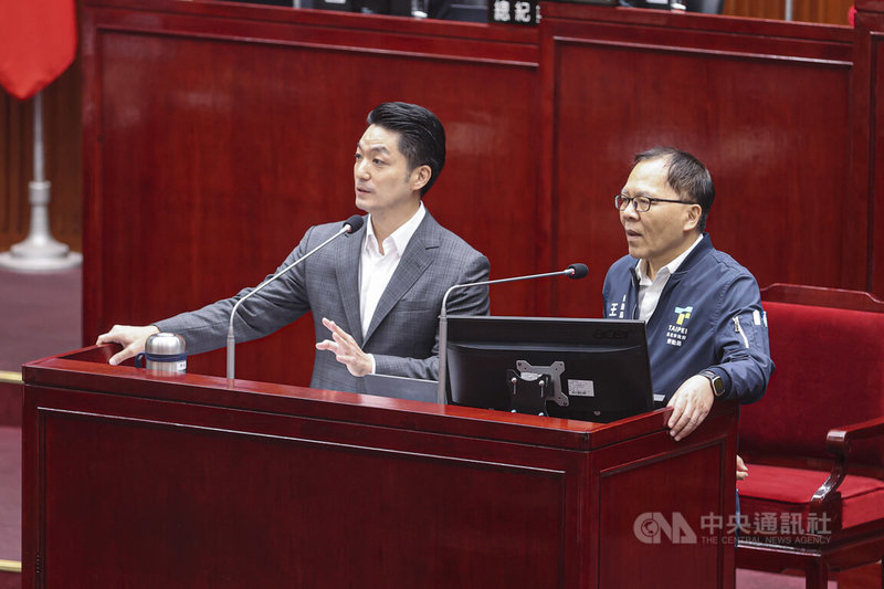 台北市長蔣萬安（左）12日列席台北市議會市政總質詢，有議員詢問若立法院助理需向北市府申訴，勞動局如何處理。勞動局長王秋冬（右）答詢，民代助理適用勞基法，目前未收到正式申訴案，只要接獲申訴就依法令確保勞工權益。中央社記者鄭清元攝　114年12月12日