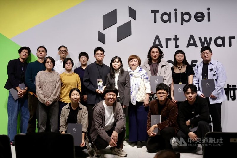 2025台北美術獎12日在台北市立美術館舉行頒獎典禮,10組作品於308件徵件中脫穎而出,北美館館長駱麗真(後排右4)、台北市文化局副局長陳譽馨(後排右5)與獲獎者及評審委員合影留念。中央社記者裴禛攝 114年12月12日