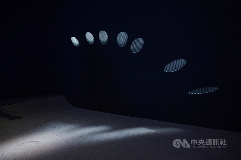 2025台北美術獎首獎由藝術家謝榕蔚以「軌道」摘下，他12日帶領媒體導覽時表示，「會希望將北美館這個空間不只是一個展間，而是能當成一個容器，可以將外面的太陽與月亮裝進這個容器裡面」。中央社記者裴禛攝　114年12月12日