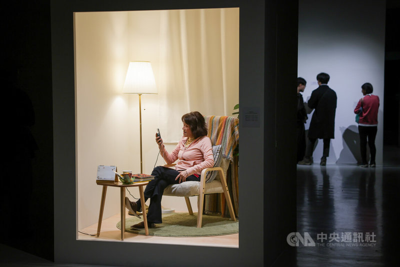 2025台北美術獎12日頒獎，「明日和合製作」成員洪千涵、張剛華以現場展演作品「母親凝視過你」獲優選，作品特邀一群母親走進北美館展間，親自打給觀眾對話。中央社記者裴禛攝　114年12月12日