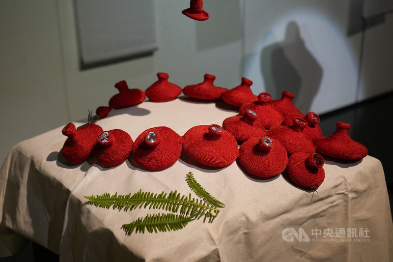 太魯閣族藝術家林介文作品「肚臍眼／項鍊」以及「孕／胸針」12日起在「原典–台灣原住民族當代藝術品典藏特展」展出，透過新媒材及新方式，講述與傳統的連結。中央社記者黃郁菁攝　114年12月12日