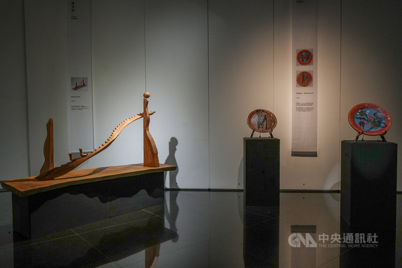 「原典–台灣原住民族當代藝術品典藏特展」12日起在台灣原住民族文化園區開展，以「回望、對話、延伸」3層面切入，在「回望」展區以藝術家雷斌浮雕陶器「排灣神話系列」開始，意為文化始於神話。中央社記者黃郁菁攝　114年12月12日