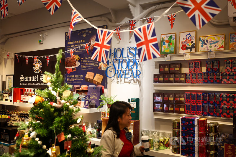 首屆「英倫聖誕嘉年華」活動12日在台北大稻埕永續百貨(House of Story Wear)舉行開幕點燈儀式,永續百貨內展示一系列英國品牌茶飲糕點等特色商品,展現濃濃英倫風情。中央社記者王騰毅攝 114年12月12日