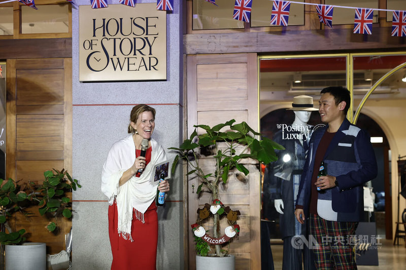 首屆「英倫聖誕嘉年華」活動12日晚間在台北大稻埕永續百貨舉行點燈儀式,英國駐台代表包瓊郁(Ruth Bradley-Jones)(左)盛裝出席致詞。右為永續百貨負責人劉忠祐。中央社記者王騰毅攝 114年12月12日