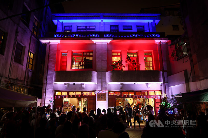 首屆「英倫聖誕嘉年華」活動12日晚間在台北大稻埕永續百貨舉行點燈儀式,在眾人倒數聲中,代表英國與中華民國國旗配色的藍白紅燈光在夜裡點亮,為會場營造過節氣氛。中央社記者王騰毅攝 114年12月12日