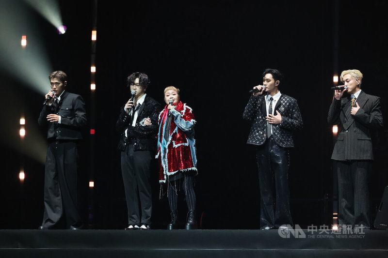 2025「唱 我們的歌」金曲再現演唱會12日晚間在台北流行音樂中心舉行,歌手「娃娃」金智娟(中)與男團U:NUS 同台獻唱,為演唱會精彩開場。中央社記者翁睿坤攝 114年12月12日