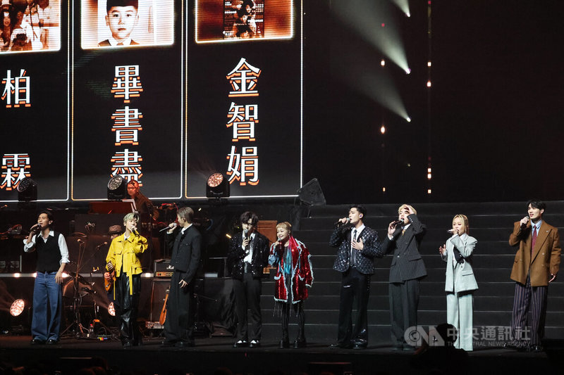 2025「唱 我們的歌」金曲再現演唱會12日晚間在台北流行音樂中心舉行,歌手金智娟(右5)、戴愛玲(右2)、畢書盡(左2)、黃偉晉(右)、柏霖(左)與男團U:NUS一同為演唱會拉開序幕。中央社記者翁睿坤攝 114年12月12日