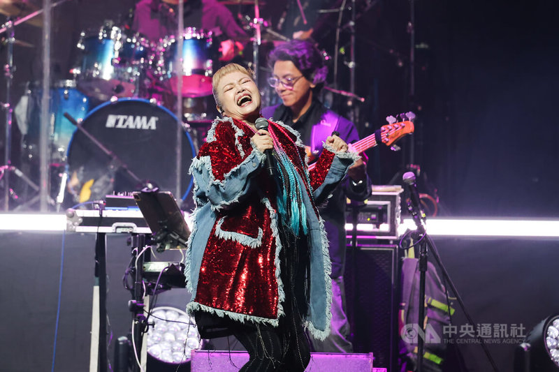 2025「唱 我們的歌」金曲再現演唱會12日晚間在台北流行音樂中心舉行，歌手「娃娃」金智娟（前）嗨唱，炒熱現場氣氛。中央社記者翁睿坤攝　114年12月12日