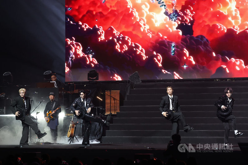 2025「唱 我們的歌」金曲再現演唱會12日晚間在台北流行音樂中心舉行,男團U:NUS(圖)改編「對面的女孩看過來」並結合舞蹈演出,為觀眾帶來精彩唱跳。中央社記者翁睿坤攝 114年12月12日