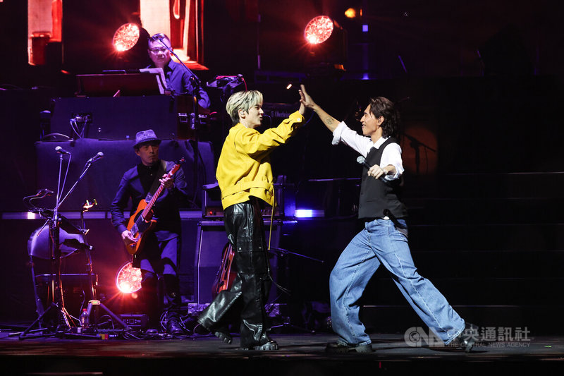 2025「唱 我們的歌」金曲再現演唱會12日晚間在台北流行音樂中心舉行,歌手畢書盡(前左)、柏霖(前右)合體帶來經典歌曲「思念是一種病」。中央社記者翁睿坤攝 114年12月12日