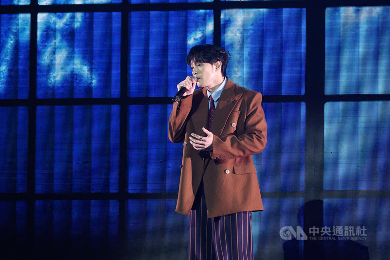 「唱 我們的歌」金曲再現演唱會12日晚間在台北流行音樂中心舉行,共分6個章節、邀請多組歌手重現22首90年代金曲,其中黃偉晉(圖)登台送上經典抒情歌曲,撫慰觀眾心靈。中央社記者翁睿坤攝 114年12月12日