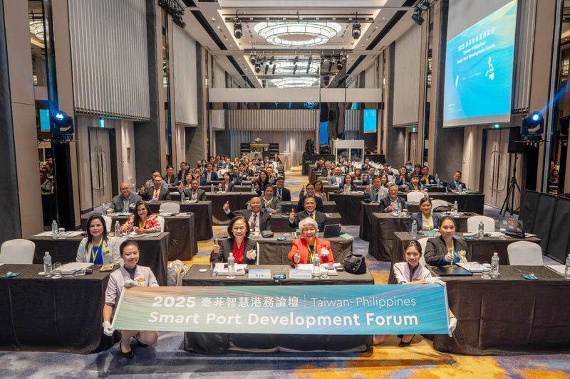 外交部於9日至11日舉辦「2025台菲智慧港務論壇」，外交部國經司長連玉蘋（前排左3）10日出席論壇並與來賓合影。（外交部提供）中央社記者楊堯茹傳真　114年12月12日