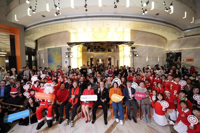 王道銀行12日舉行2025 Light Up O Night耶誕點燈祈福與音樂會。(王道銀行提供)中央社記者呂晏慈傳真 114年12月12日