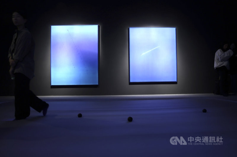 2025台北美術獎12日在台北市立美術館頒獎,首獎得主謝榕蔚作品「軌道」將天體物理中關於重力與時間的抽象概念,轉化成可由身體參與的感知經驗。中央社記者裴禛攝 114年12月12日