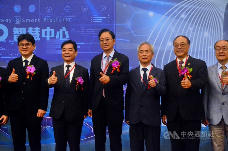 「5G智慧鐵道計畫成果展示研討會暨鐵Tao智慧中心啟用儀式」12日在交通部鐵道局舉行，交通部次長伍勝園（左2）、桃園市長張善政（左3）與鐵道局長楊正君（左）等在開幕式合影。中央社記者黃旭昇新北市攝　114年12月12日