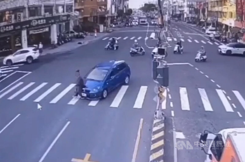 42歲陳姓女子12日上午駕駛自小客車，沿彰化市雲長路左轉中山路一段時，不慎碰撞行人穿越道上的71歲蕭姓老翁，老翁臀部、手腳及頭部多處擦挫傷，幸未有生命危險。（翻攝照片）中央社記者鄭維真傳真　114年12月12日