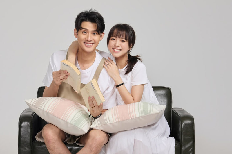 改編自醫師鄧惠文同名著作的舞台劇「婚內失戀」，探討婚姻中的情感流動，2026年4月將於水源劇場加演，並宣布為「封箱演出」。演員李玉璽（左）與項婕如（右）在劇中詮釋一對結婚5年的夫妻。（齊石傳播提供）  中央社記者趙靜瑜傳真　114年12月12日