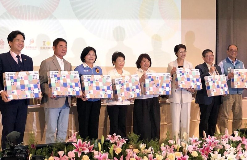 中台灣區域治理平台114年首長會議12日在嘉義市政府舉行，嘉義市長黃敏惠（右4）、台中市長盧秀燕（左4）、新竹縣長楊文科（右2）、新竹市代理市長邱臣遠（左）、苗栗縣長鍾東錦（左2）、南投縣長許淑華（右3）、雲林縣長張麗善（左3）與彰化縣副縣長周傑（右）等出席。中央社記者黃國芳攝　114年12月12日