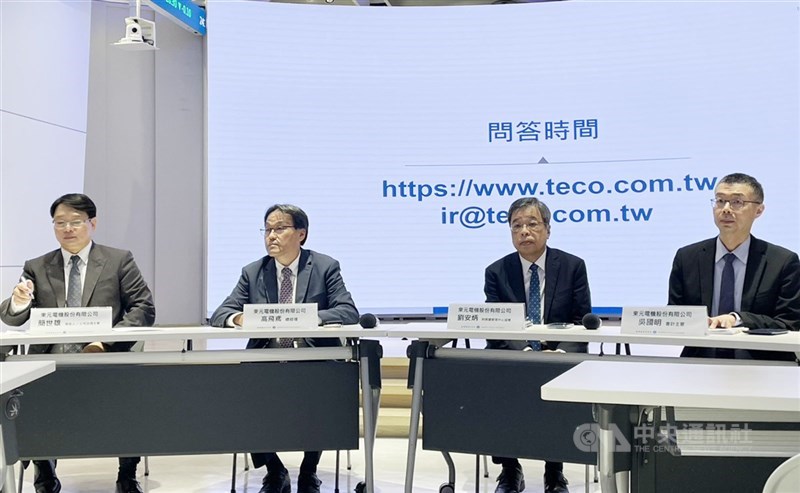 圖為東元法人說明會，總經理高飛鳶（左2）表示，與鴻海密切合作搶攻資料中心商機，其中美國市場預計2027年可貢獻業績。 （中央社檔案照片）