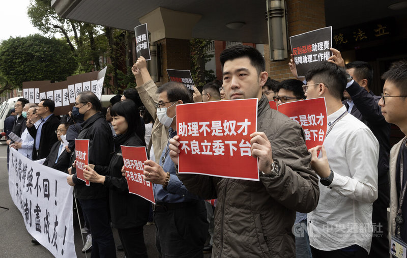 助理費除罪化修法引發討論。立法院國會助理工會12日上午號召國會助理,在立法院大門口抗議,高呼「反對現行提案、維持公費助理制度、保障助理工作權、權利及福利不變、推動國會助理法制化」等口號。中央社記者趙世勳攝 114年12月12日