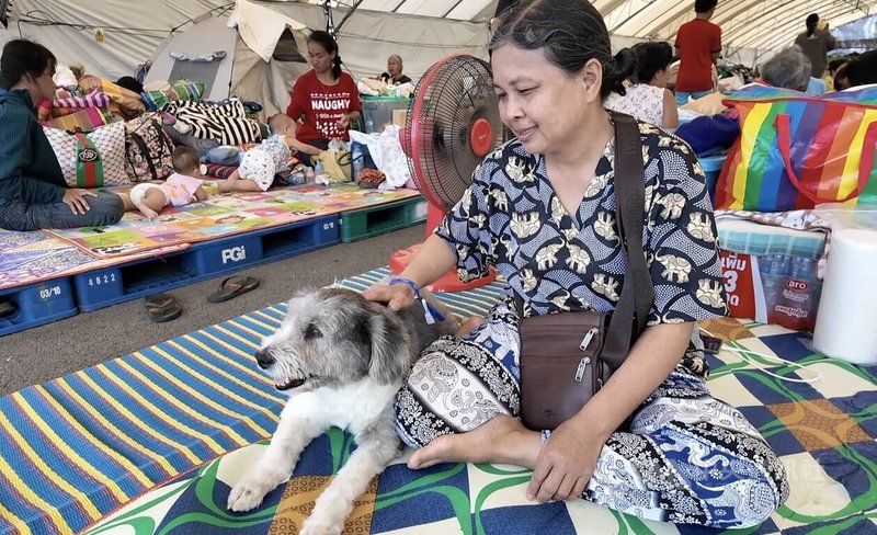 居民梅帕特（Mepat Saijam）和丈夫及家中的寵物狗一起撤離。中央社記者李宗憲武里南府攝　114年12月12日