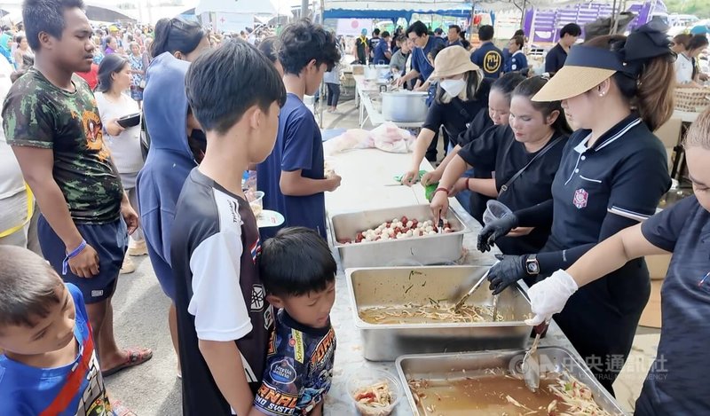 泰國邊境的避難中心有志工團體提供食物給邊境居民。中央社記者李宗憲武里南府攝　114年12月12日