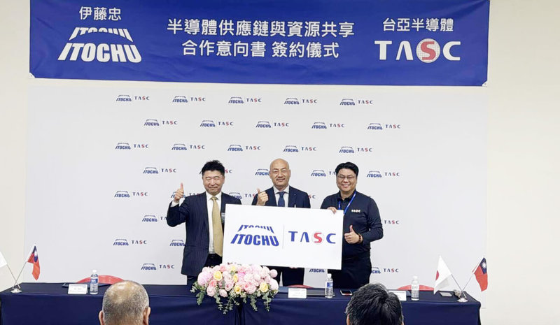 台亞半導體與台灣伊藤忠12日簽署合作意向書，將聯手在化合物半導體與非侵入式血糖監測技術等2大領域，推動台日供應鏈深化合作。台亞董事長李國光（右起）、伊藤忠東亞區總裁三村剛、台灣伊藤忠董事長暨總經理桐山寛史出席簽約儀式。（台亞集團提供）中央社記者曾仁凱傳真　114年12月12日