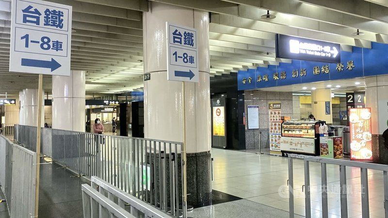 2025新北歡樂耶誕城13日起連兩天舉辦巨星耶誕演唱會，預估有大量熱情粉絲湧入會場，台鐵板橋站內12日架起欄杆，透過人潮分流避免壅塞。中央社記者黃旭昇新北市攝　114年12月12日