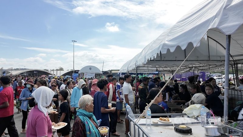泰國武里南府的國際級賽車場已成為大型避難中心，數千名泰國邊境居民湧入。中央社記者李宗憲武里南府攝　114年12月12日
