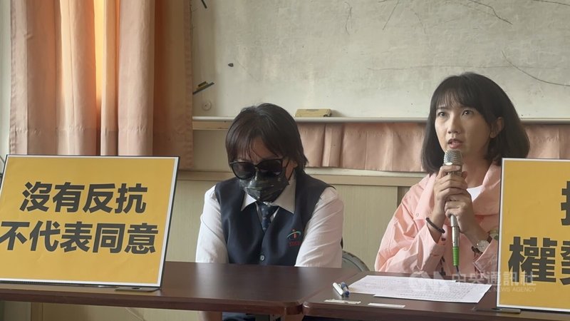 台中市消防局1名消防分隊小隊長遭分隊的鳳凰女志工控訴，酒後對她襲胸強吻，事發後女志工向消防局反應，她不滿消防局處理態度消極，12日在上雅里長陳映辰（右）的陪同下召開記者會。中央社記者趙麗妍攝　114年12月12日